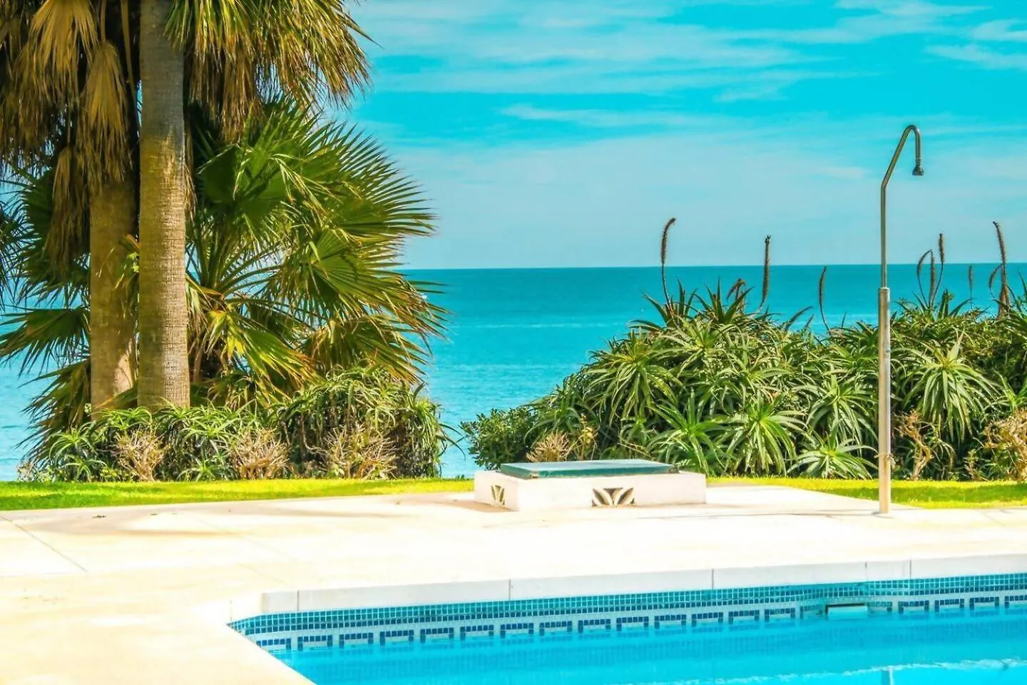 Stunning Beachfront Apartment In Canaima With Parking بينالماذينا