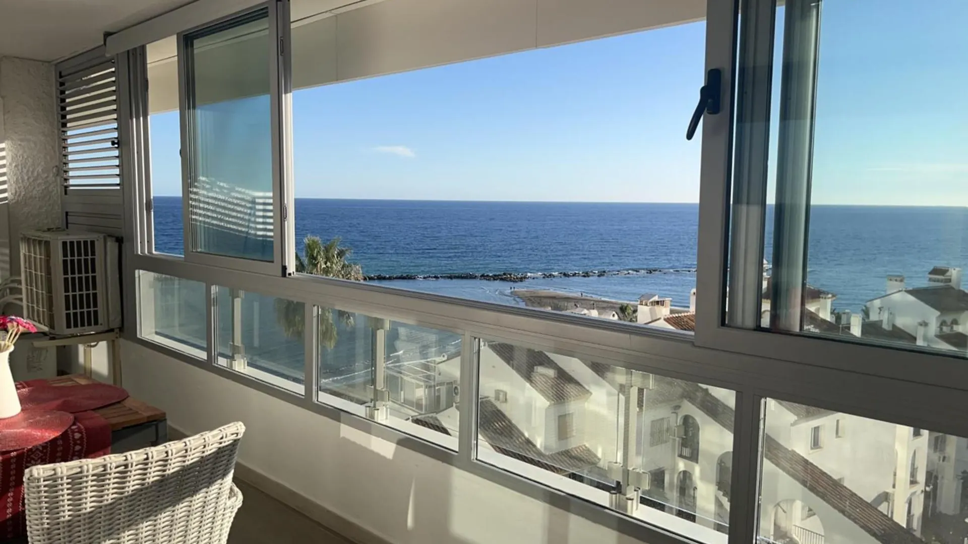 Stunning Beachfront Apartment In Canaima With Parking بينالماذينا
