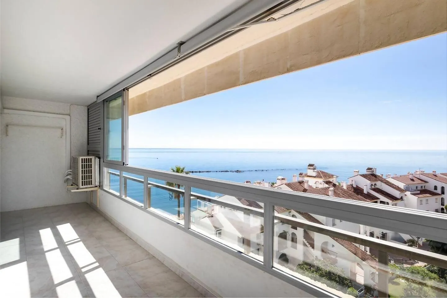 Stunning Beachfront Apartment In Canaima With Parking 베날마데나코스타 스페인