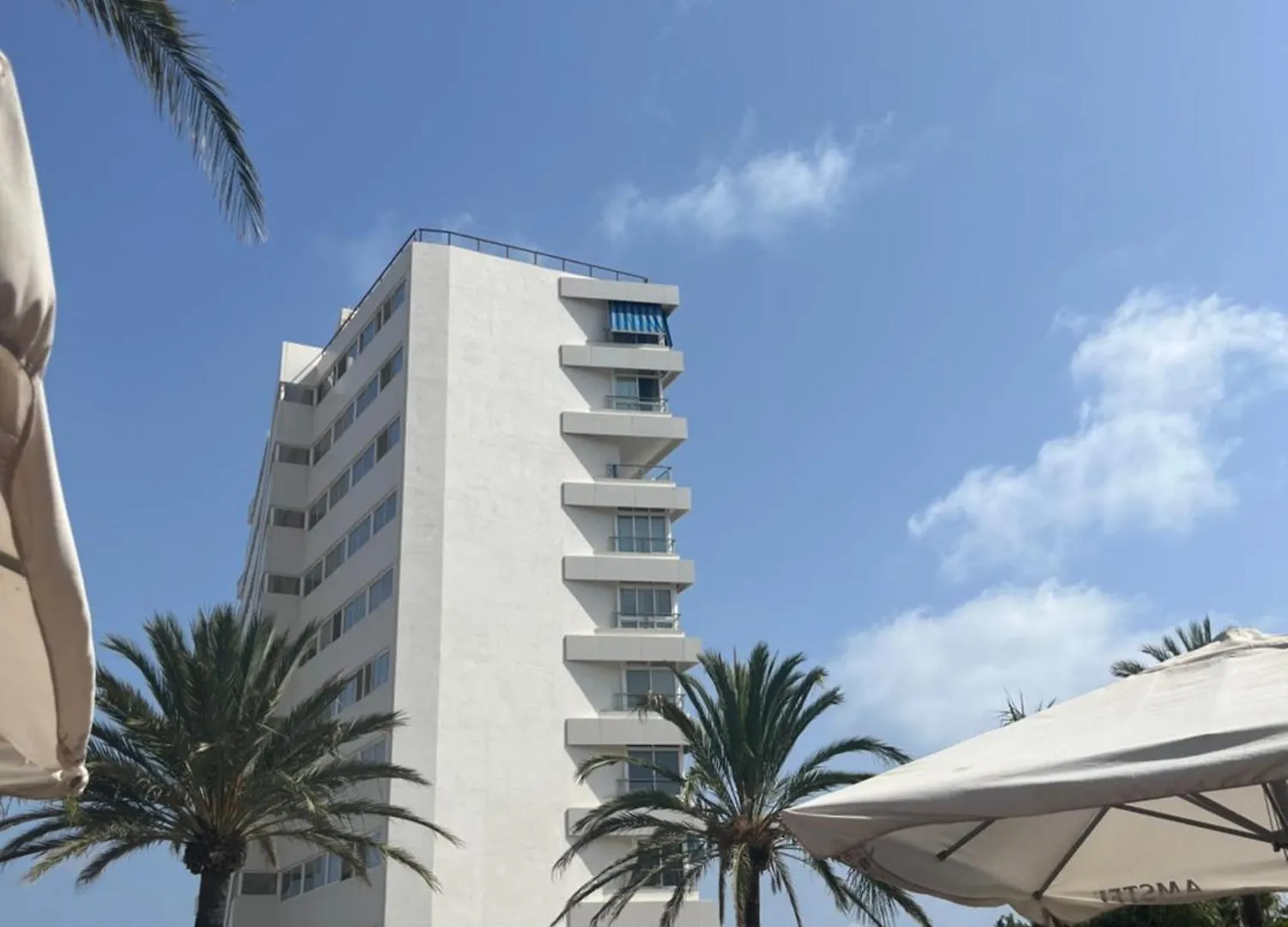 Stunning Beachfront Apartment In Canaima With Parking 베날마데나코스타