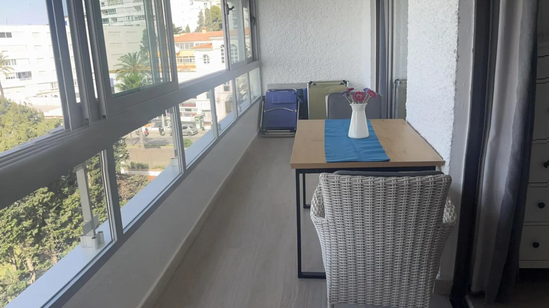 Stunning Beachfront Apartment In Canaima With Parking 베날마데나코스타