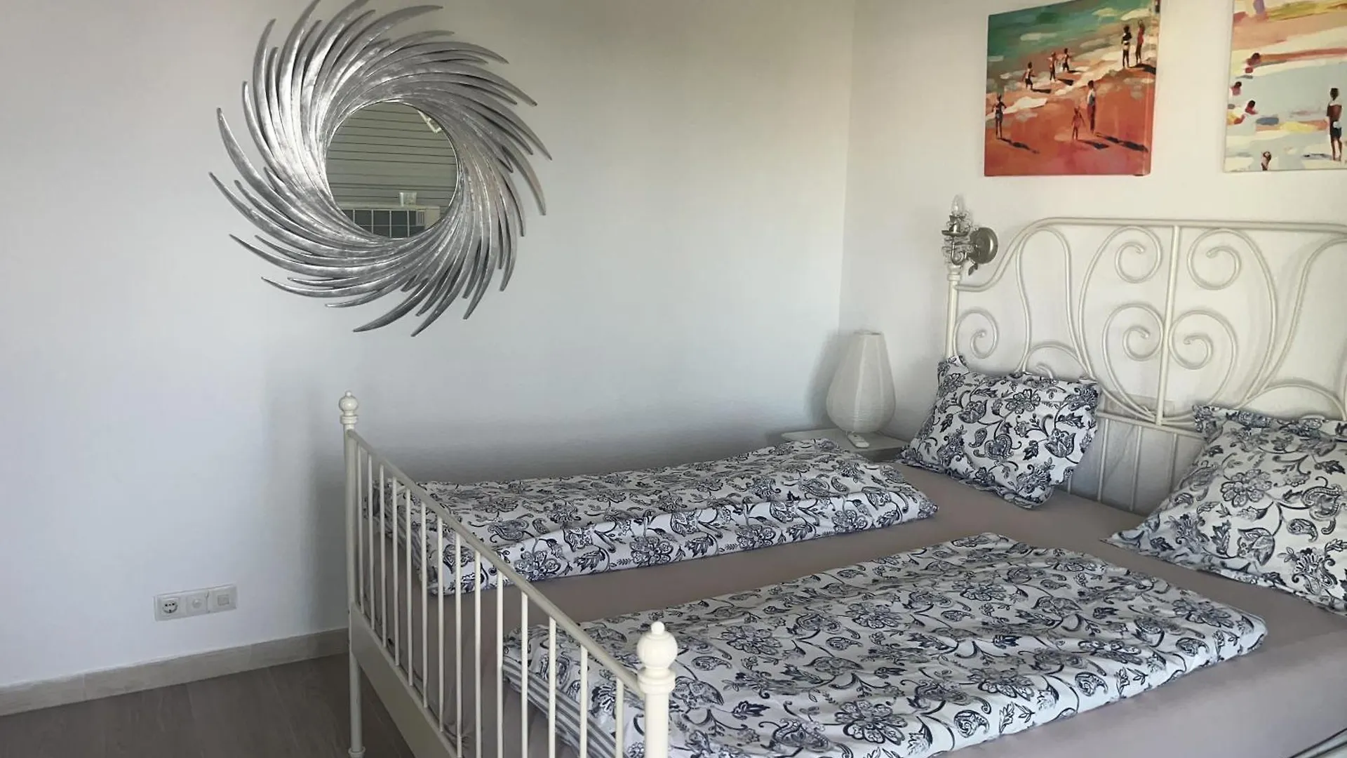 Stunning Beachfront Apartment In Canaima With Parking 베날마데나코스타