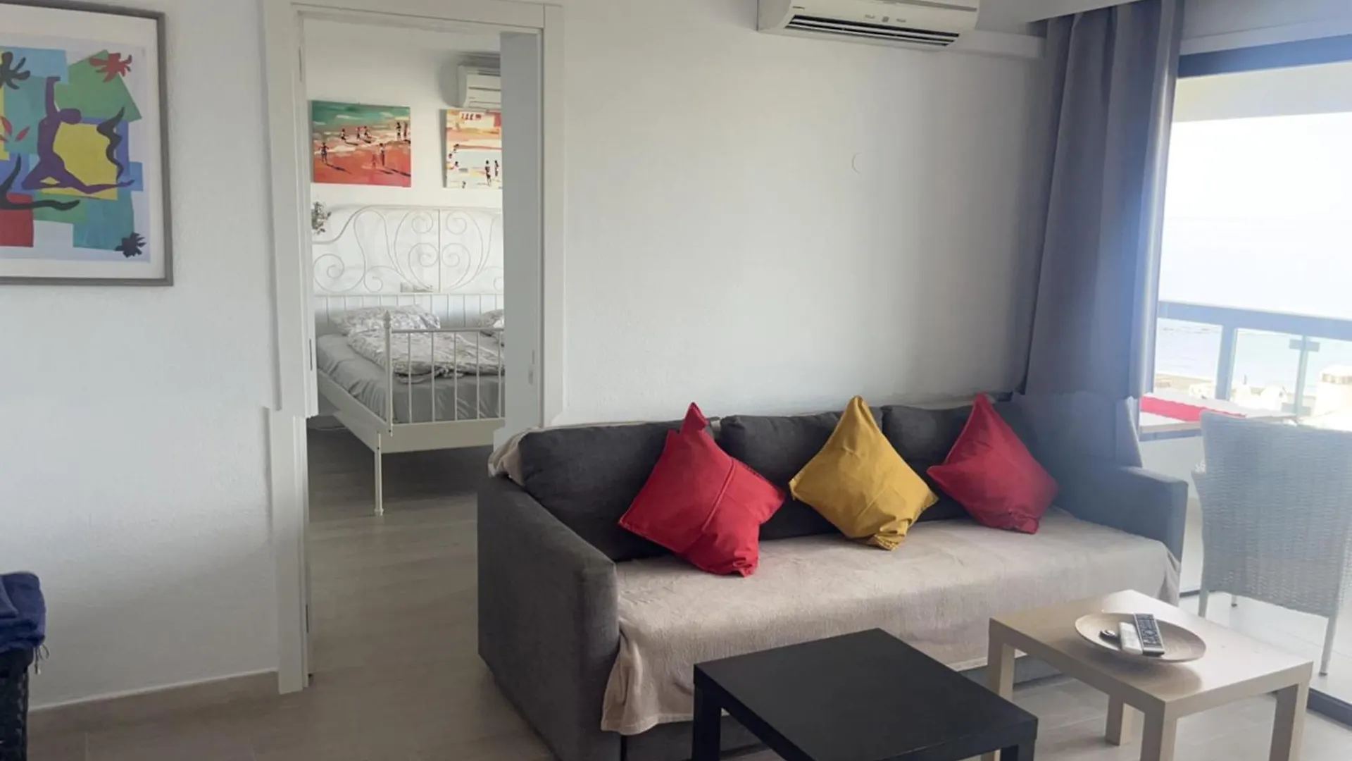 Stunning Beachfront Apartment In Canaima With Parking 베날마데나코스타